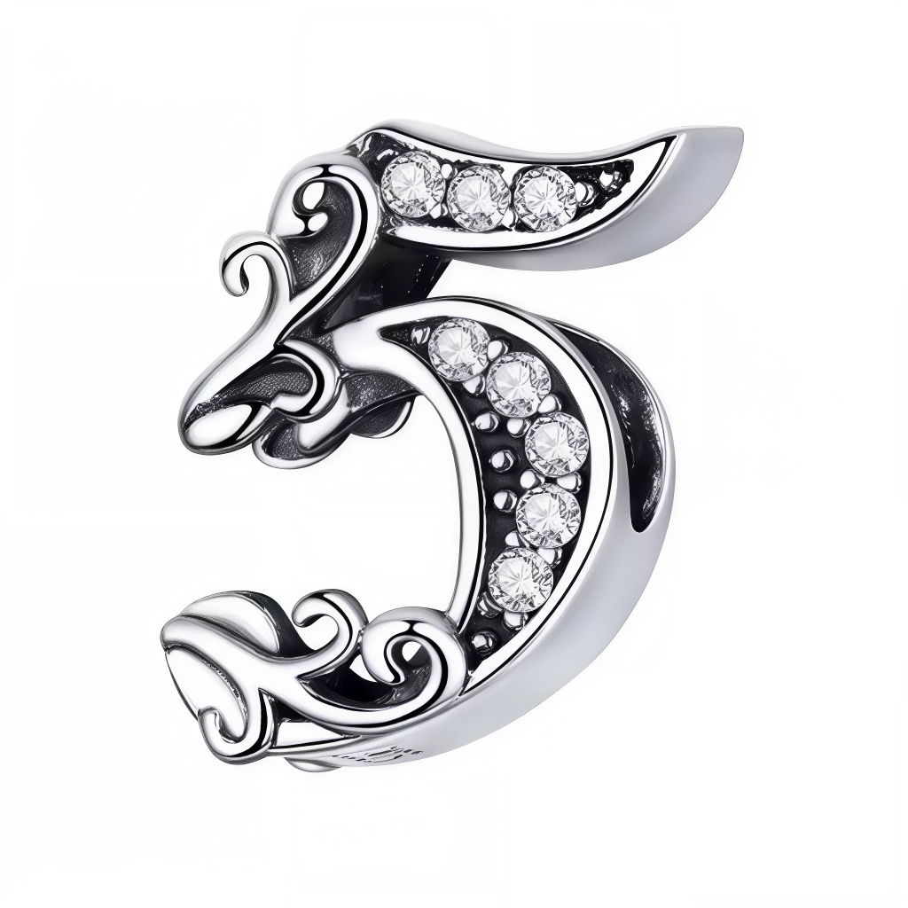 Ajoutez une touche unique à votre bracelet avec ce charm en forme de chiffre "5", réalisé en argent 925. Un bijou élégant et raffiné, parfait pour marquer un chiffre spécial ou un moment mémorable.