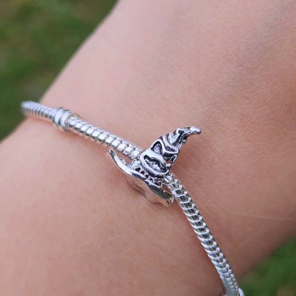 Ajoutez une touche de magie à votre collection avec ce charm en forme de Choixpeau, l'emblématique chapeau qui détermine la maison des élèves à Poudlard. Fabriqué en argent sterling 925, ce charm de haute qualité est compatible avec tous les bracelets Pandora, vous permettant d'incorporer un symbole iconique de l'univers de Harry Potter à votre bijou préféré. Parfait pour les fans de la saga, ce charm capture les détails du Choixpeau avec une précision remarquable, apportant un peu de l'atmosphère magique d