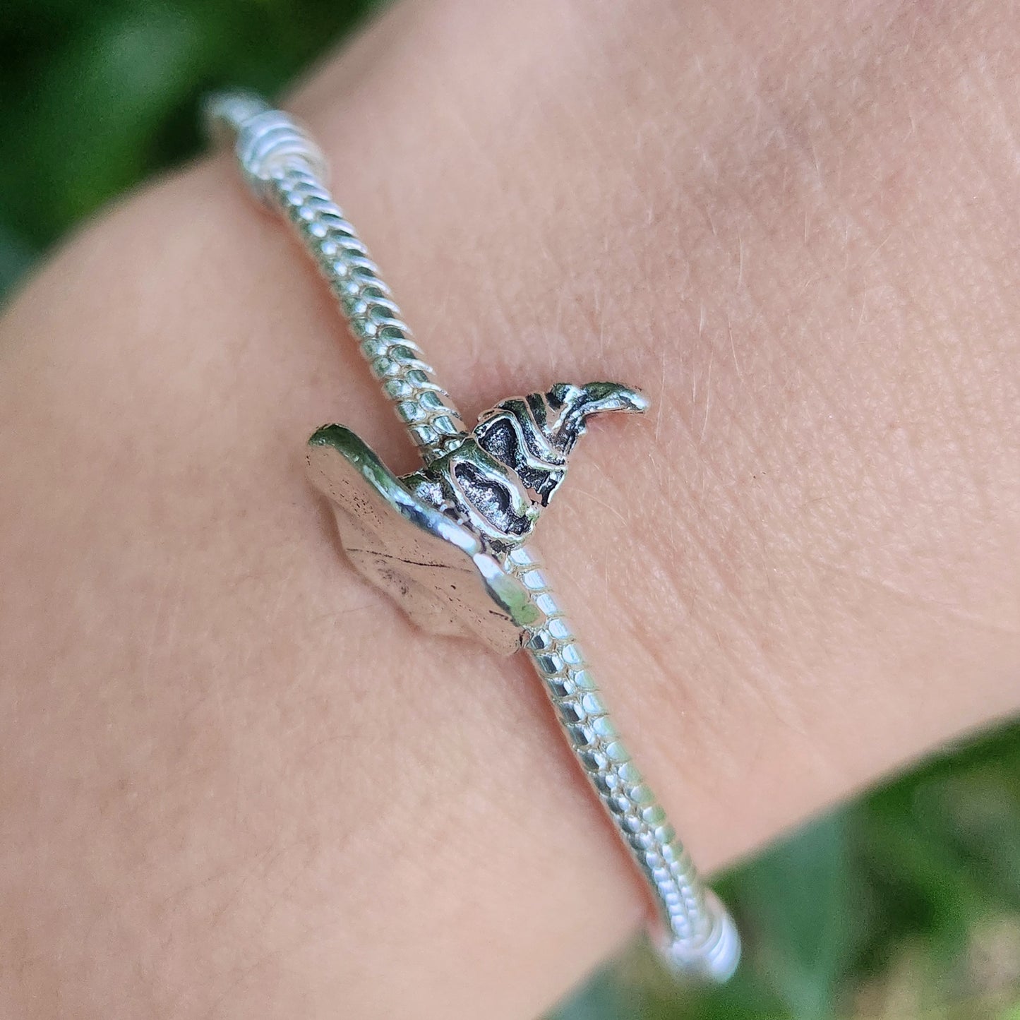Ajoutez une touche de magie à votre collection avec ce charm en forme de Choixpeau, l'emblématique chapeau qui détermine la maison des élèves à Poudlard. Fabriqué en argent sterling 925, ce charm de haute qualité est compatible avec tous les bracelets Pandora, vous permettant d'incorporer un symbole iconique de l'univers de Harry Potter à votre bijou préféré. Parfait pour les fans de la saga, ce charm capture les détails du Choixpeau avec une précision remarquable, apportant un peu de l'atmosphère magique d