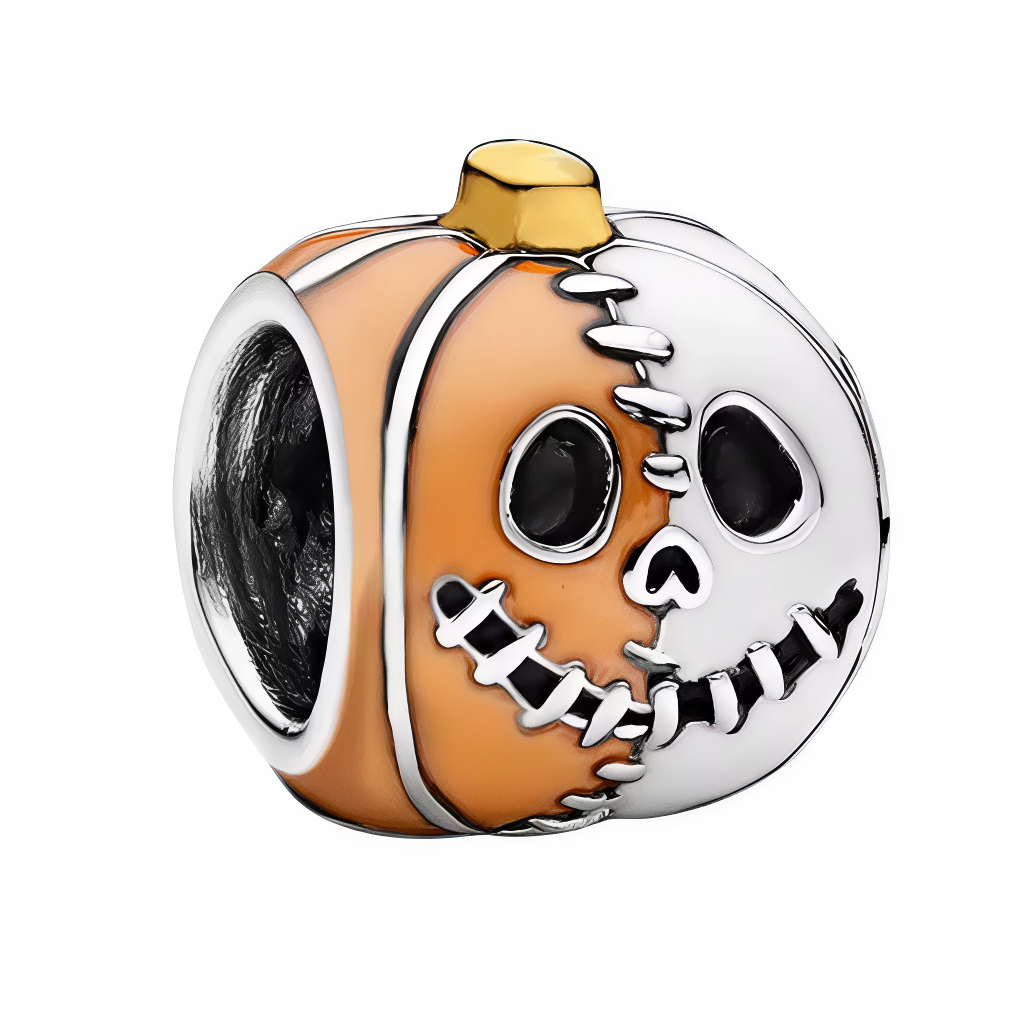 Apportez une touche unique et ludique à votre collection avec ce charm citrouille au visage sculpté, affichant deux ambiances Halloween distinctes : un côté orange vif souriant et un autre côté blanc mystérieux. Ce contraste de couleurs capture parfaitement l’esprit joueur et un peu spooky de la fête, tandis que ses finitions argentées brillantes assurent un éclat durable à votre bracelet.