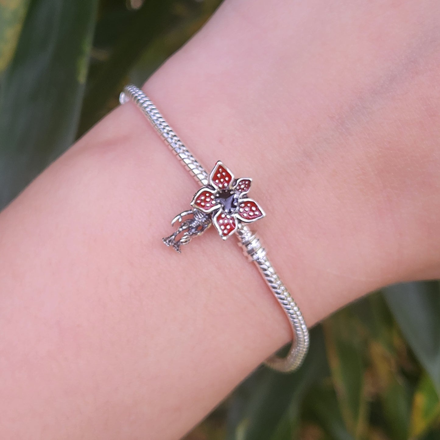 Plongez dans le monde mystérieux et terrifiant de Stranger Things avec le Charm - Démogorgon, en argent sterling S925. Représentant la terrifiante créature du Monde à l’Envers, ce charm est parfait pour les fans de la série culte qui souhaitent ajouter une touche de mystère et d’aventure à leur collection. Le Démogorgon, avec ses pétales menaçantes et son allure inquiétante, devient une pièce audacieuse et unique.