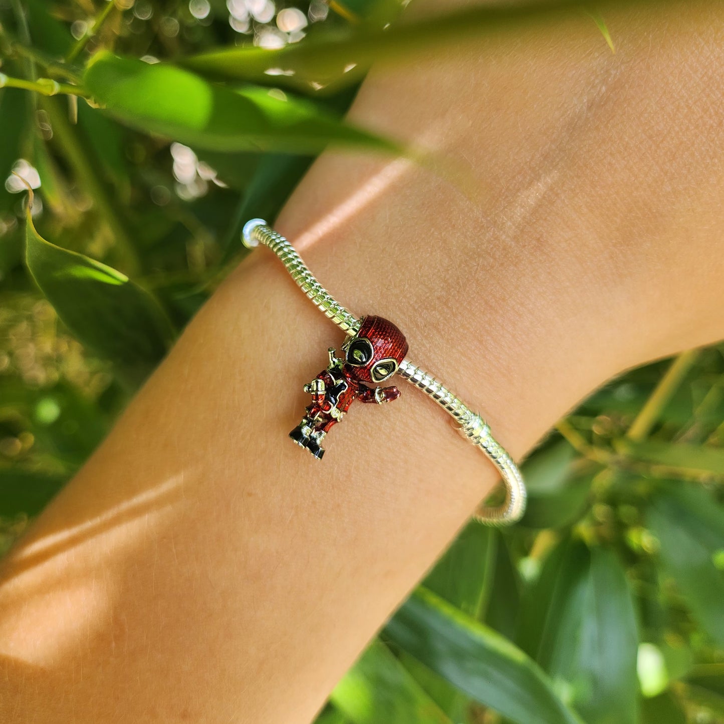 Ajoutez une touche de malice et d'humour à votre collection avec ce charm Deadpool inspiré de l'univers Marvel. Fabriqué en argent sterling 925, ce charm de haute qualité est compatible avec tous les bracelets Pandora, offrant une intégration parfaite à votre bijou préféré. Parfait pour les fans de l'anti-héros le plus déjanté de Marvel, ce charm représente le célèbre Deadpool, apportant une note d'irrévérence et de style unique à votre bracelet.