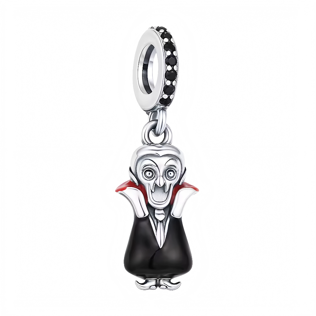 Mettez une touche de mystère et d’élégance gothique à votre collection avec ce charm Dracula, parfait pour la saison d’Halloween ou pour affirmer un style original tout au long de l’année ! Ce bijou représente Dracula dans sa cape noire caractéristique, à large col rouge et détails argentés. Sa finition en argent 925, ses émaux noirs profonds et ses pierres noires incrustées sur l’attache rendent ce pendentif aussi raffiné que ténébreux. Une pièce idéale pour revisiter l’univers des films classiques et des