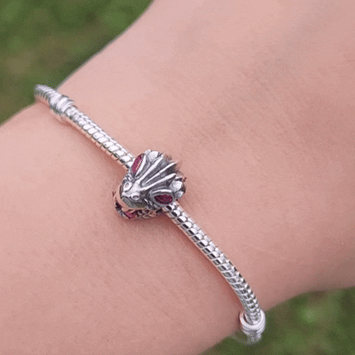 Ajoutez une touche de puissance et de mystère à votre collection avec ce charm représentant l'imposant dragon de Game of Thrones. Fabriqué en argent sterling 925, ce charm de haute qualité est compatible avec tous les bracelets Pandora, garantissant une intégration parfaite à votre bijou préféré. Parfait pour les fans de la série, ce charm capture la majesté et la force des dragons avec des détails finement sculptés, évoquant leur grandeur et leur rôle mythique dans l'univers de Game of Thrones.