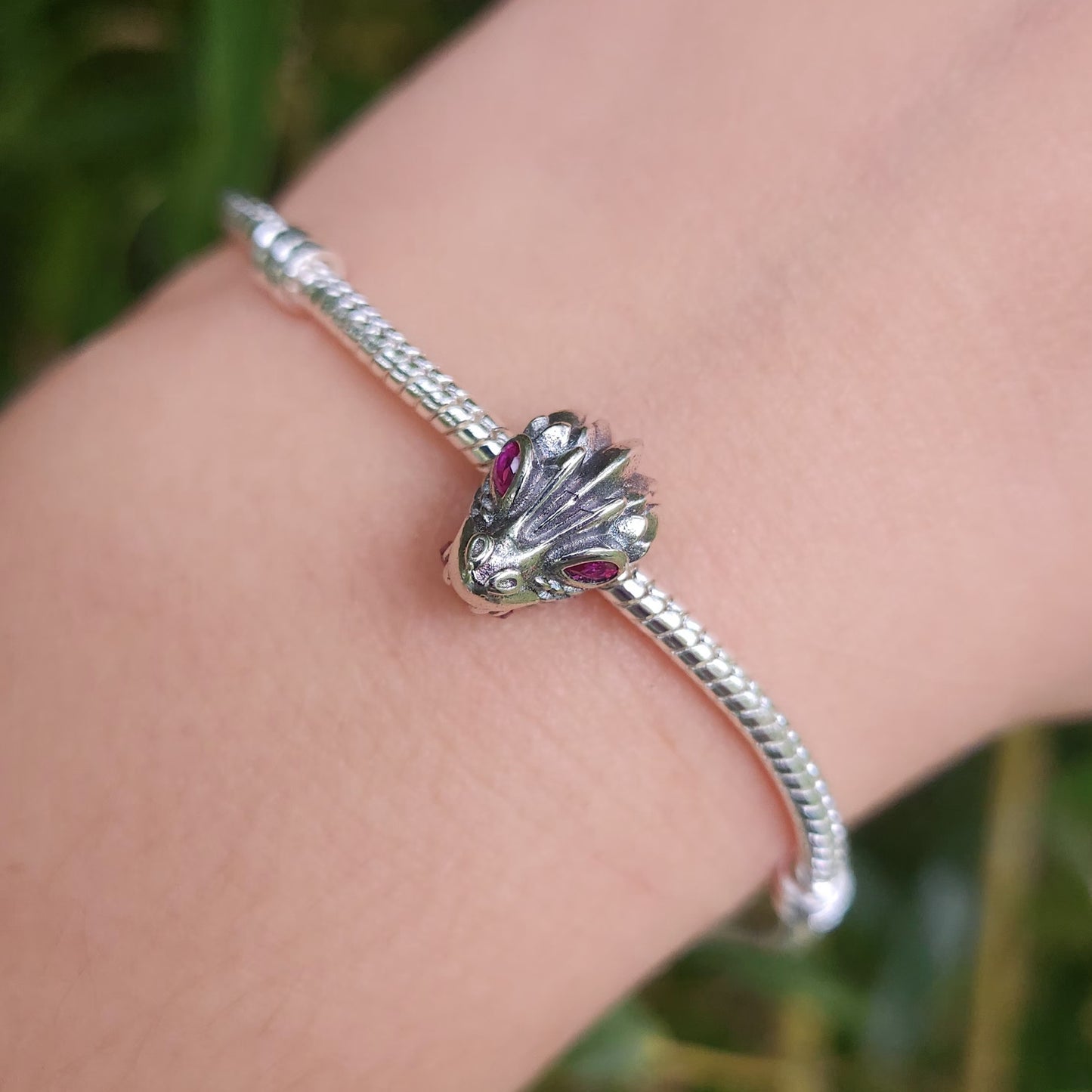 Ajoutez une touche de puissance et de mystère à votre collection avec ce charm représentant l'imposant dragon de Game of Thrones. Fabriqué en argent sterling 925, ce charm de haute qualité est compatible avec tous les bracelets Pandora, garantissant une intégration parfaite à votre bijou préféré. Parfait pour les fans de la série, ce charm capture la majesté et la force des dragons avec des détails finement sculptés, évoquant leur grandeur et leur rôle mythique dans l'univers de Game of Thrones.