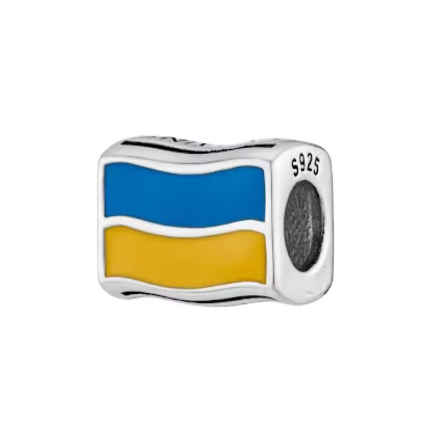 Affichez votre soutien avec ce charm Drapeau de l'Ukraine ! Conçu en argent S925, ce charm coloré représente le drapeau ukrainien avec ses teintes bleu et jaune éclatantes. C'est un symbole fort de solidarité et de fierté pour ceux qui souhaitent exprimer leur affection pour l'Ukraine. Ce charm est compatible avec les bracelets Pandora, ajoutant une touche significative et patriotique à votre collection.