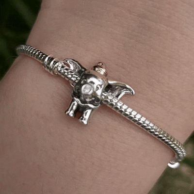 Ajoutez une note magique et attendrissante à votre bracelet avec ce charm Dumbo. En argent 925, il représente l'éléphant volant, symbole de courage et d'amour inconditionnel.