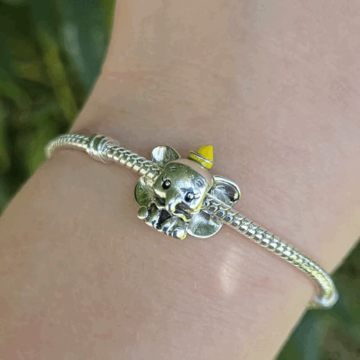 Faites un vol magique avec le charm Dumbo de Disney, célébrant l'adorable éléphant aux grandes oreilles qui a conquis le cœur de millions de fans. Ce charm en argent sterling est une magnifique représentation de Dumbo, affichant son regard doux et ses oreilles emblématiques. Avec des détails soigneusement sculptés et une finition polie, ce charm évoque la tendresse et l'esprit d'aventure qui caractérisent cette histoire intemporelle.