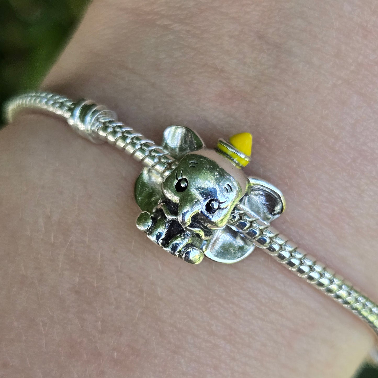 Faites un vol magique avec le charm Dumbo de Disney, célébrant l'adorable éléphant aux grandes oreilles qui a conquis le cœur de millions de fans. Ce charm en argent sterling est une magnifique représentation de Dumbo, affichant son regard doux et ses oreilles emblématiques. Avec des détails soigneusement sculptés et une finition polie, ce charm évoque la tendresse et l'esprit d'aventure qui caractérisent cette histoire intemporelle.