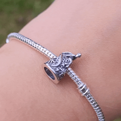 Ajoutez une touche de magie et d'enchantement à votre collection avec ce charm représentant la Fée Clochette, l'emblématique fée de Peter Pan. Fabriqué en argent sterling 925, ce charm de haute qualité est compatible avec tous les bracelets Pandora, garantissant une intégration parfaite à votre bijou préféré. Parfait pour les fans de la Fée Clochette et de l'univers Disney, ce charm capture l'esprit espiègle et la grâce de la fée avec des détails minutieusement travaillés, ajoutant une note de féerie et de