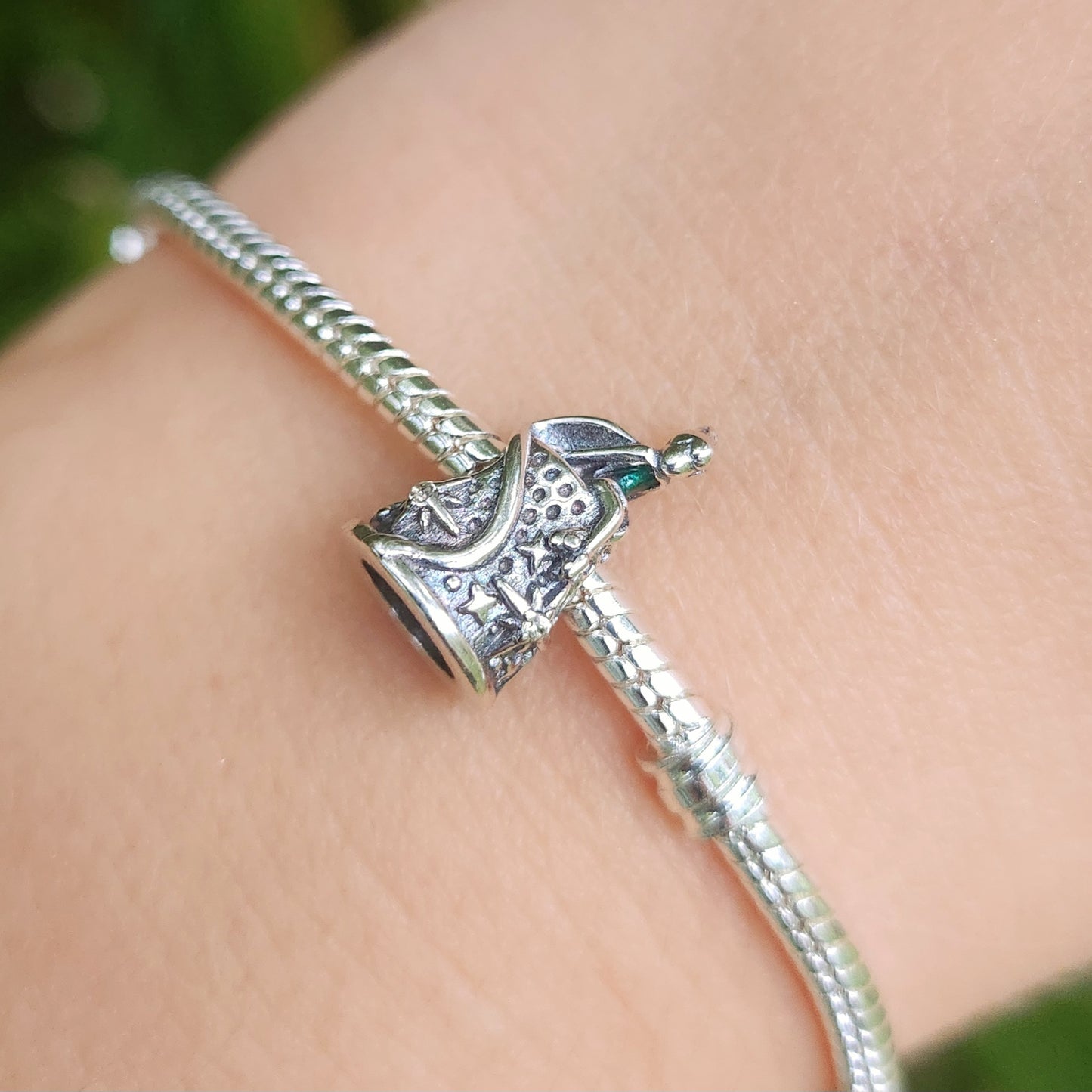 Ajoutez une touche de magie et d'enchantement à votre collection avec ce charm représentant la Fée Clochette, l'emblématique fée de Peter Pan. Fabriqué en argent sterling 925, ce charm de haute qualité est compatible avec tous les bracelets Pandora, garantissant une intégration parfaite à votre bijou préféré. Parfait pour les fans de la Fée Clochette et de l'univers Disney, ce charm capture l'esprit espiègle et la grâce de la fée avec des détails minutieusement travaillés, ajoutant une note de féerie et de