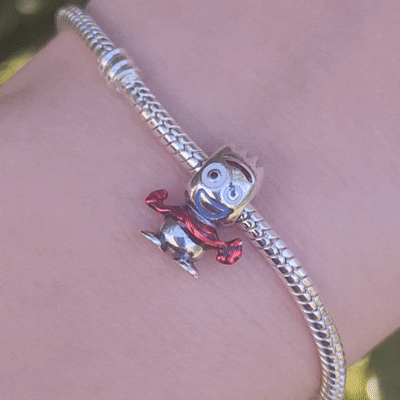 Découvrez la magie de Toy Story avec ce charm en argent sterling S925, représentant la célèbre fourchette de Forky. Ce charm amusant et original capture l’esprit ludique et l’amitié des personnages de Pixar, faisant de lui un incontournable pour les fans de cette franchise emblématique. Parfait pour ajouter une touche de nostalgie et de créativité à votre collection, ce charm est idéal pour ceux qui apprécient l'univers des jouets et les histoires touchantes.