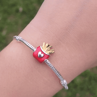 Ajoutez une touche ludique et gourmande à votre collection avec ce charm représentant une portion de frites McDonald's, l’emblème de la célèbre chaîne de restauration rapide. Conçu en argent sterling S925, ce charm capture l’apparence emblématique des frites dorées dans leur boîte rouge iconique, reconnaissable au premier coup d’œil.
Le design amusant et détaillé est parfait pour les fans de McDonald's ou ceux qui adorent les accessoires originaux et décalés.