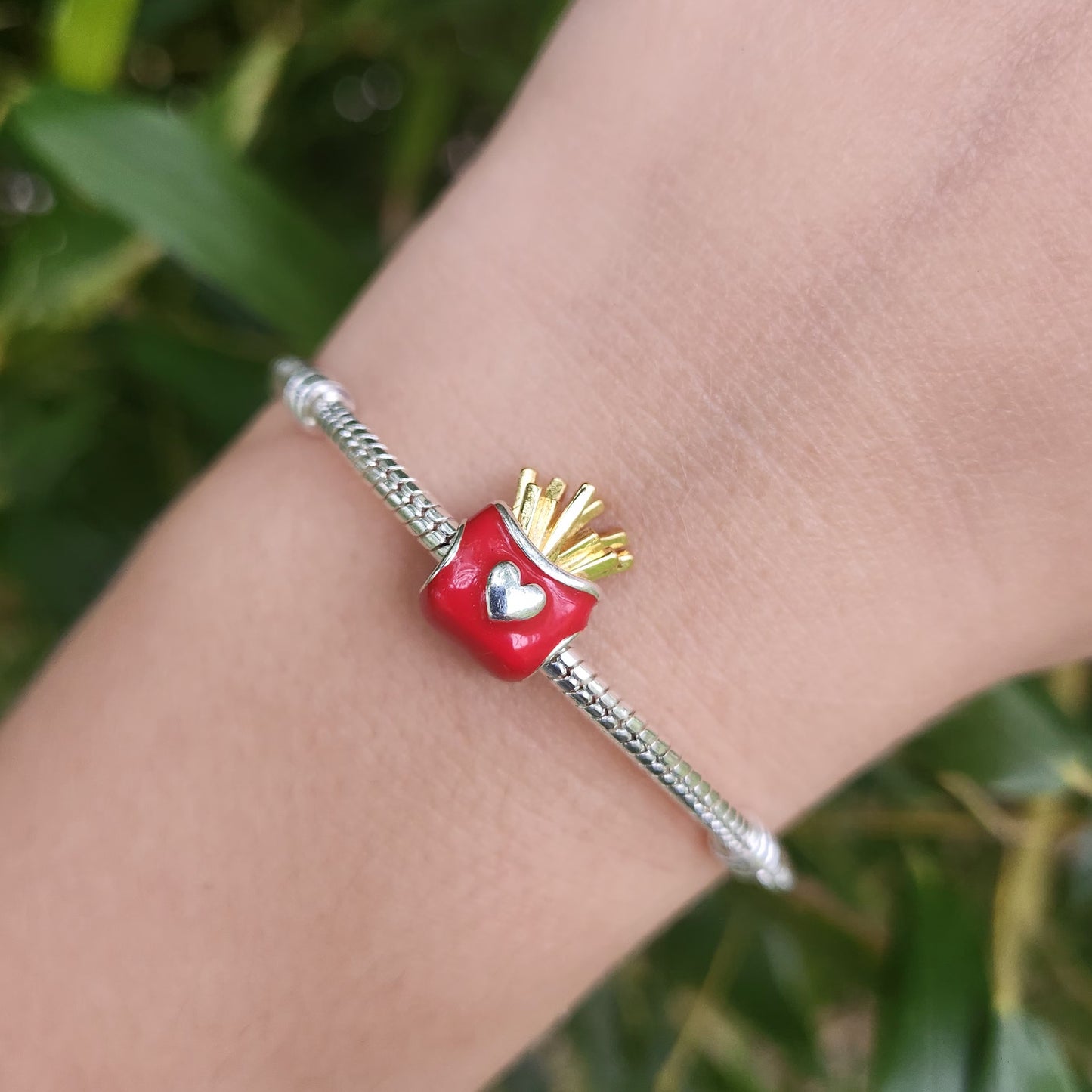Ajoutez une touche ludique et gourmande à votre collection avec ce charm représentant une portion de frites McDonald's, l’emblème de la célèbre chaîne de restauration rapide. Conçu en argent sterling S925, ce charm capture l’apparence emblématique des frites dorées dans leur boîte rouge iconique, reconnaissable au premier coup d’œil.
Le design amusant et détaillé est parfait pour les fans de McDonald's ou ceux qui adorent les accessoires originaux et décalés.
