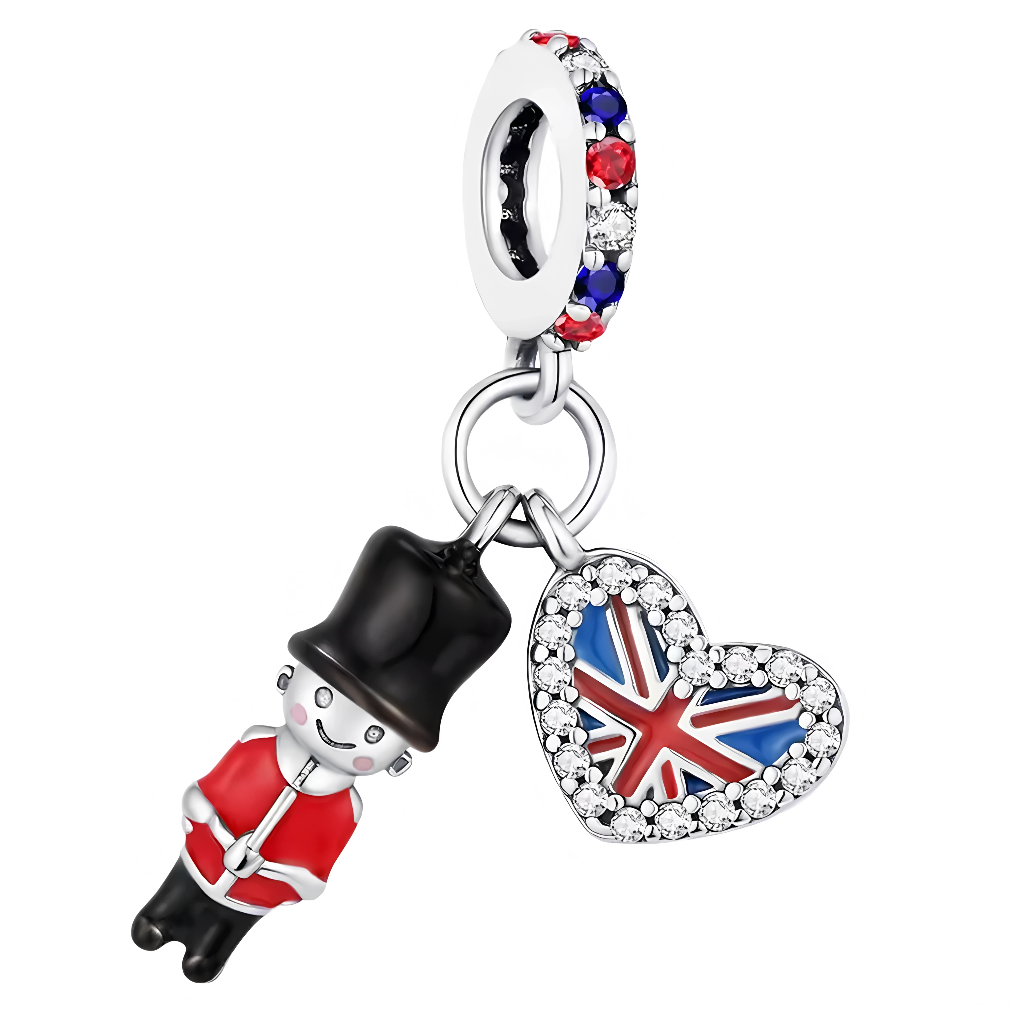 Ce charm rend hommage à l’Angleterre avec sa figurine de garde britannique en uniforme rouge et chapeau noir, accompagnée d’un cœur serti de pierres imitant le drapeau Union Jack en émail bleu, rouge et blanc. La bélière pavée de cristaux aux couleurs du Royaume-Uni apporte éclat et élégance à l’ensemble. Ce bijou plein de caractère convient aussi bien pour célébrer un voyage à Londres que pour exprimer une passion British, et s’associera idéalement à tous les bracelets à charms européens.
Caractéristiques