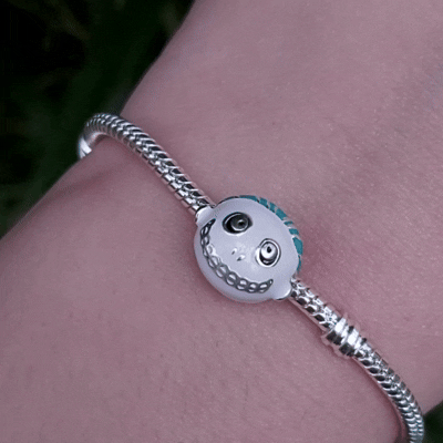 Plongez dans l'univers sombre et fantaisiste de L'Étrange Noël de Monsieur Jack avec ce charm représentant Am Stram Gram, les trois enfants malicieux et mystérieux de la ville d'Halloween. Conçu en argent sterling S925, ce charm capture parfaitement les détails effrayants et amusants des personnages.
Le design minutieux, mettant en scène Am, Stram, et Gram, est idéal pour les fans du film culte et ceux qui aiment les accessoires originaux et intrigants.