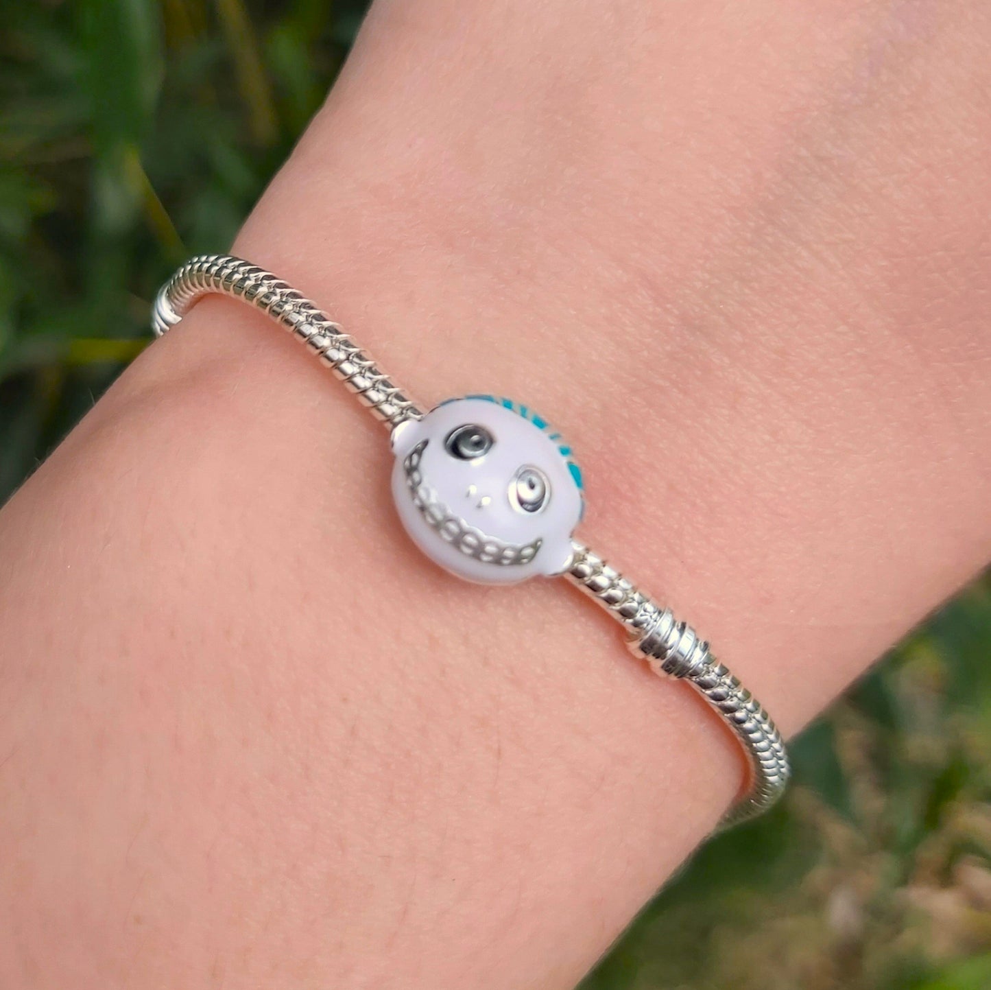 Plongez dans l'univers sombre et fantaisiste de L'Étrange Noël de Monsieur Jack avec ce charm représentant Am Stram Gram, les trois enfants malicieux et mystérieux de la ville d'Halloween. Conçu en argent sterling S925, ce charm capture parfaitement les détails effrayants et amusants des personnages.
Le design minutieux, mettant en scène Am, Stram, et Gram, est idéal pour les fans du film culte et ceux qui aiment les accessoires originaux et intrigants.