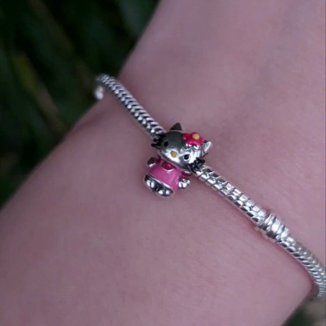 Apportez une touche adorable et emblématique à votre collection avec ce charm représentant Hello Kitty. Symbole de douceur et d'élégance, ce charm en argent 925 capture le célèbre visage de Hello Kitty avec son nœud distinctif. Parfait pour les fans de ce personnage intemporel, ce bijou ajoutera une touche mignonne et raffinée à votre bracelet ou collier.