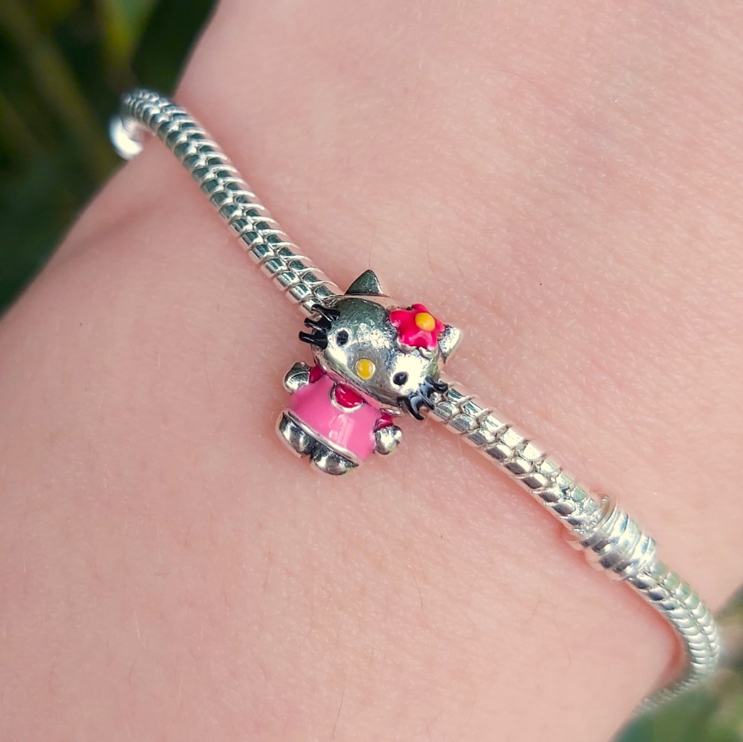 Apportez une touche adorable et emblématique à votre collection avec ce charm représentant Hello Kitty. Symbole de douceur et d'élégance, ce charm en argent 925 capture le célèbre visage de Hello Kitty avec son nœud distinctif. Parfait pour les fans de ce personnage intemporel, ce bijou ajoutera une touche mignonne et raffinée à votre bracelet ou collier.