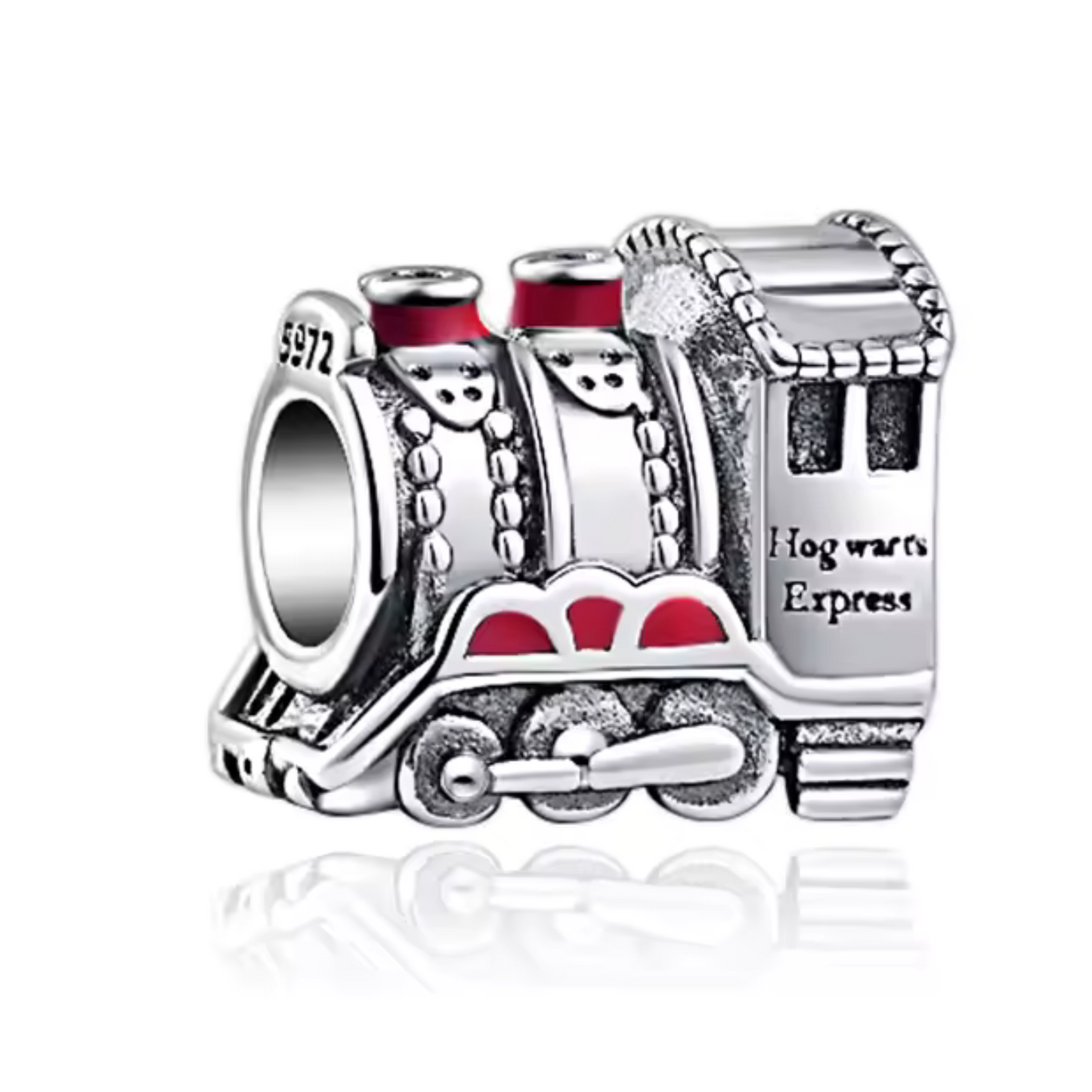 Embarquez pour une aventure magique avec ce charm représentant le légendaire Hogwarts Express, le train emblématique de Harry Potter. Fabriqué en argent sterling 925, ce charm de haute qualité est compatible avec tous les bracelets Pandora, garantissant une intégration parfaite à votre bijou préféré. Parfait pour les fans de l'univers de Harry Potter, ce charm capture l'esprit du voyage vers Poudlard avec des détails minutieusement travaillés, ajoutant une touche de magie et de nostalgie à votre bracelet.