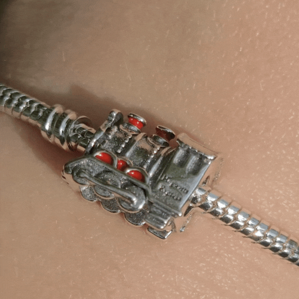 Embarquez pour une aventure magique avec ce charm représentant le légendaire Hogwarts Express, le train emblématique de Harry Potter. Fabriqué en argent sterling 925, ce charm de haute qualité est compatible avec tous les bracelets Pandora, garantissant une intégration parfaite à votre bijou préféré. Parfait pour les fans de l'univers de Harry Potter, ce charm capture l'esprit du voyage vers Poudlard avec des détails minutieusement travaillés, ajoutant une touche de magie et de nostalgie à votre bracelet.