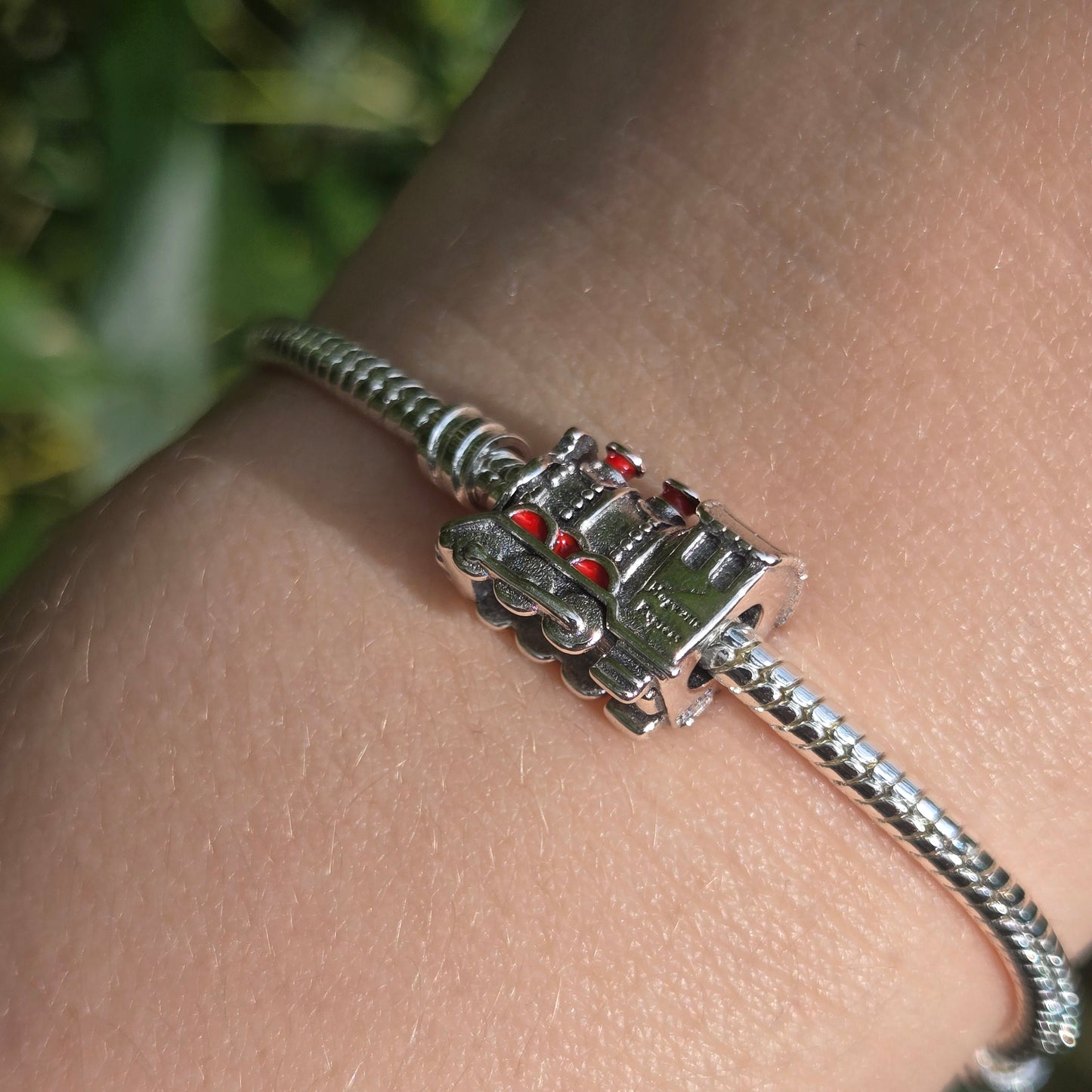 Embarquez pour une aventure magique avec ce charm représentant le légendaire Hogwarts Express, le train emblématique de Harry Potter. Fabriqué en argent sterling 925, ce charm de haute qualité est compatible avec tous les bracelets Pandora, garantissant une intégration parfaite à votre bijou préféré. Parfait pour les fans de l'univers de Harry Potter, ce charm capture l'esprit du voyage vers Poudlard avec des détails minutieusement travaillés, ajoutant une touche de magie et de nostalgie à votre bracelet.