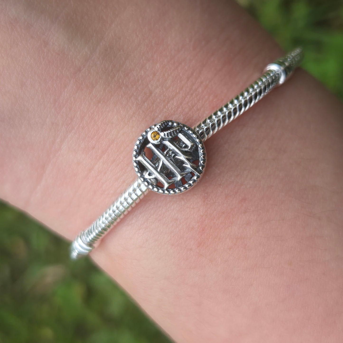 Incorporez l'essence de l'univers magique de Harry Potter à votre collection avec ce charm représentant les icônes emblématiques de la saga. Fabriqué en argent sterling 925, ce charm de haute qualité est compatible avec tous les bracelets Pandora, permettant de porter avec vous les symboles les plus reconnus de Poudlard et du monde des sorciers. Parfait pour les passionnés de la saga, ce charm capture des détails iconiques tels que les lunettes de Harry, la cicatrice en forme d'éclair, le vif d'or, et plus