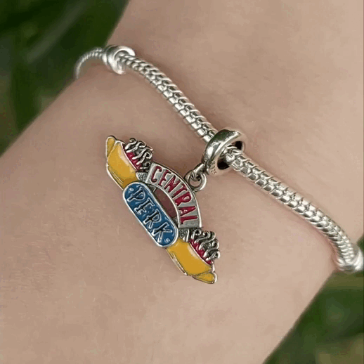 Revivez les moments cultes de la série Friends avec ce charm en argent 925 représentant l’emblématique insigne du Central Perk, le café où les six amis se retrouvent. Ce bijou unique capture l’essence de la série et de l’amitié, apportant une touche de nostalgie et de convivialité à votre collection.