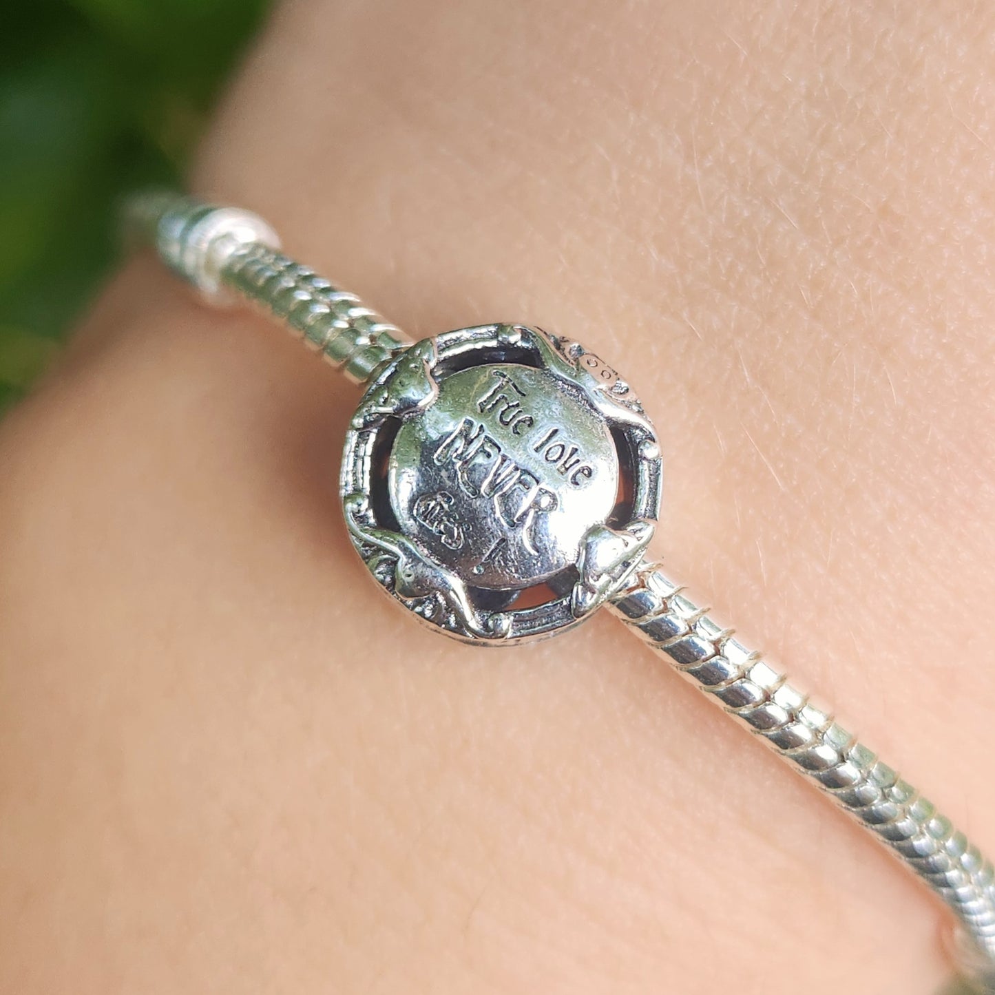 Ajoutez une touche de magie et de mystère à votre collection avec ce charm représentant Jack Skellington et Sally, les personnages emblématiques de L'Étrange Noël de monsieur Jack. Fabriqué en argent sterling 925, ce charm de haute qualité est compatible avec tous les bracelets Pandora, garantissant une intégration parfaite à votre bijou préféré. Parfait pour les fans de L'Étrange Noël de monsieur Jack et de l'univers Disney, ce charm capture l'esprit unique et l'amour éternel de Jack et Sally avec des déta