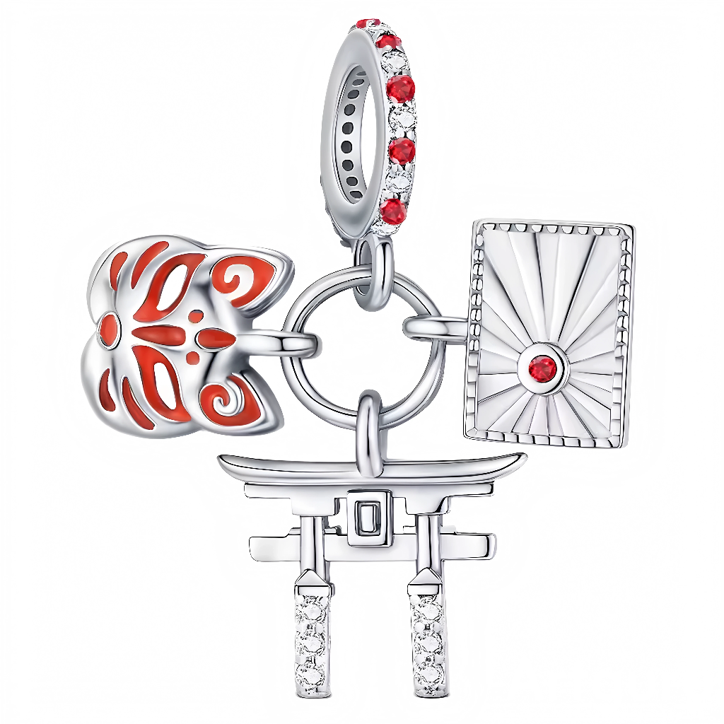Ce charm célèbre la culture japonaise avec ses trois pendentifs : un torii stylisé symbolisant les portes sacrées, un masque décoratif inspiré du théâtre traditionnel et une plaque gravée façon soleil levant. La bélière est ornée de cristaux rouges étincelants, rappelant les couleurs du drapeau japonais. Idéal pour les voyageurs ou les passionnés de culture, il apporte raffinement, exotisme et originalité à tout bracelet à charms européen.
Caractéristiques
Matière : Argent 925, émail rouge, cristaux transp