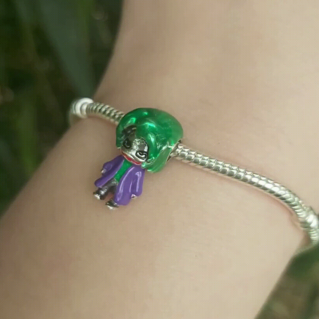 Plongez dans l'univers chaotique et fascinant de Gotham City avec ce Charm - Joker, en argent sterling S925. Inspiré par le célèbre antagoniste de l'univers DC, ce charm capture toute la folie et le charisme du Joker, l'ennemi juré de Batman. Parfait pour les fans de DC Comics, ce bijou iconique est un excellent ajout à toute collection de super-héros.