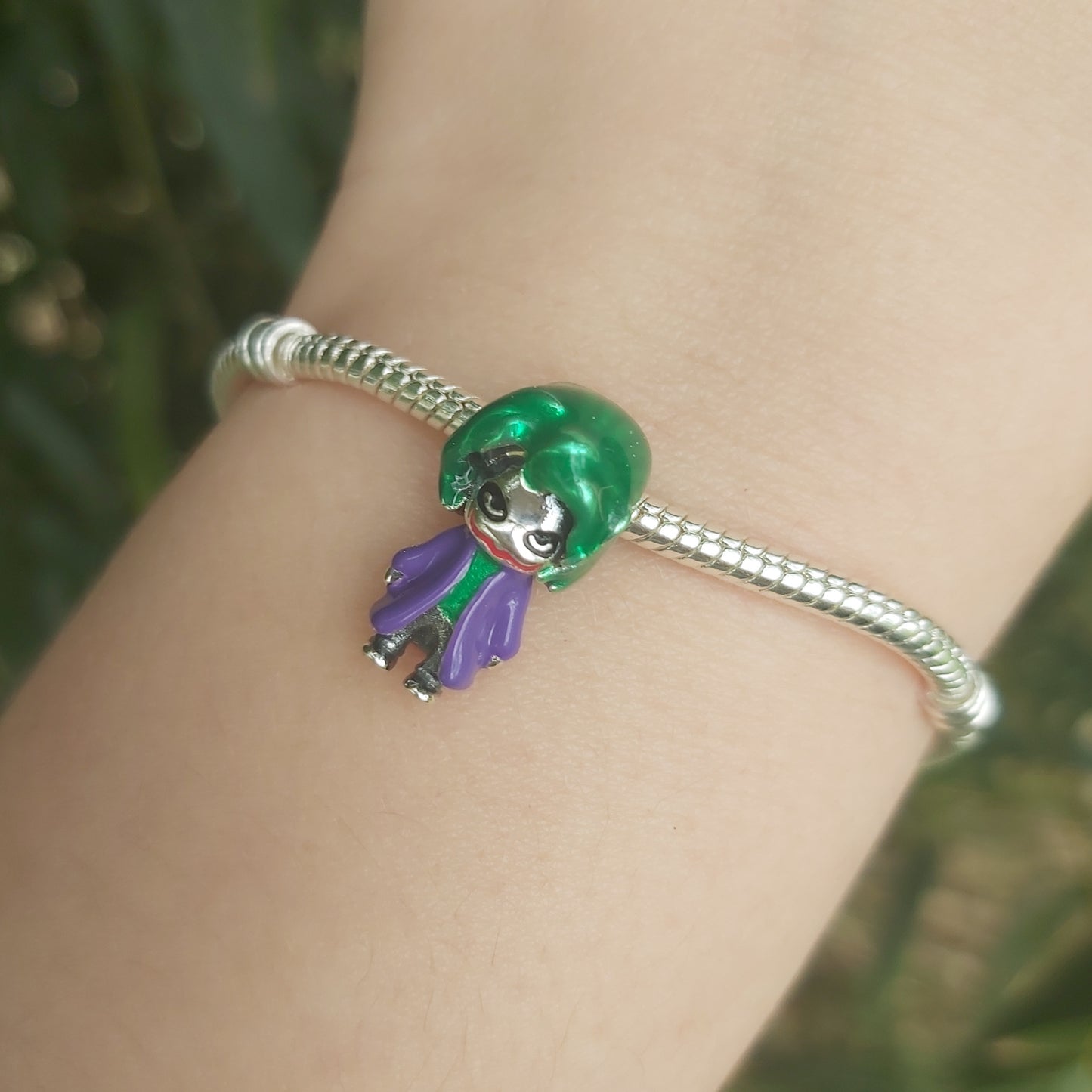 Plongez dans l'univers chaotique et fascinant de Gotham City avec ce Charm - Joker, en argent sterling S925. Inspiré par le célèbre antagoniste de l'univers DC, ce charm capture toute la folie et le charisme du Joker, l'ennemi juré de Batman. Parfait pour les fans de DC Comics, ce bijou iconique est un excellent ajout à toute collection de super-héros.