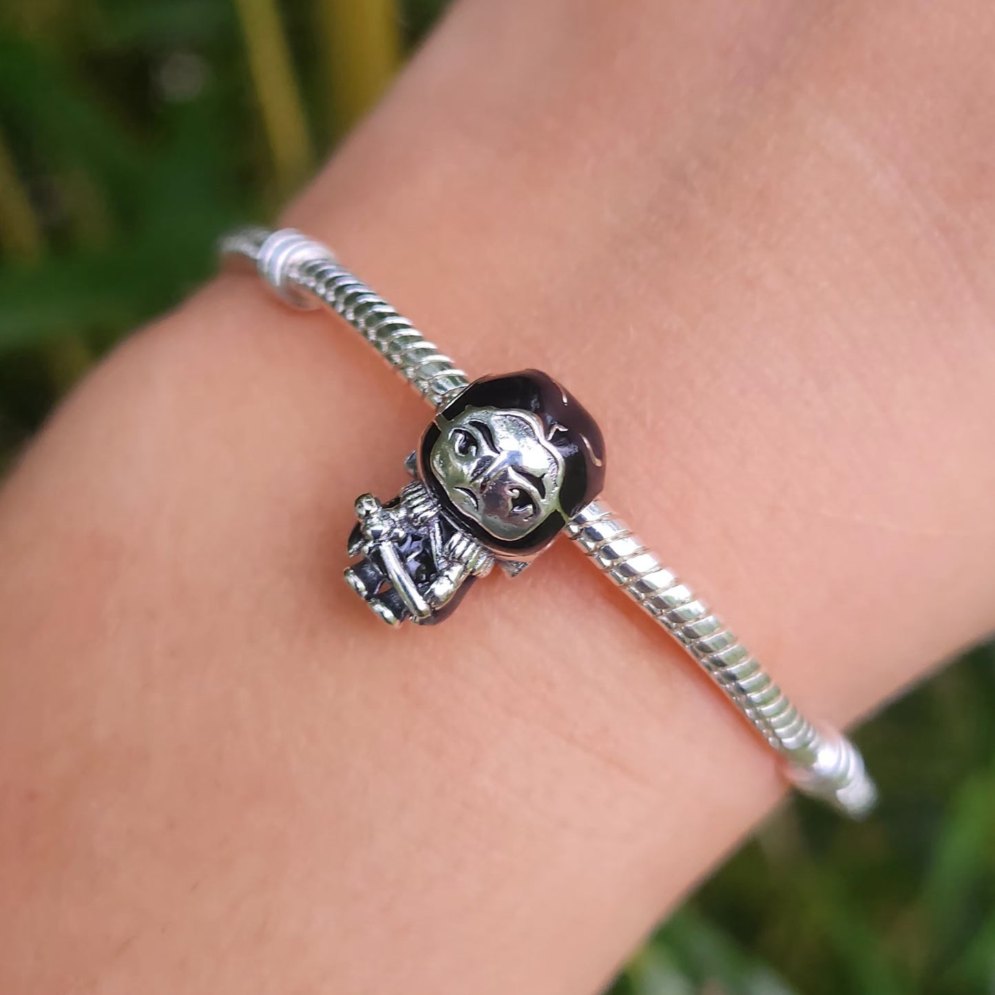 Ajoutez une touche de bravoure et de majesté à votre collection avec ce charm représentant Jon Snow, le roi du Nord. Fabriqué en argent sterling 925, ce charm de haute qualité est compatible avec tous les bracelets Pandora, garantissant une intégration parfaite à votre bijou préféré. Parfait pour les fans de Game of Thrones, ce charm capture l'essence du personnage emblématique avec des détails soigneusement travaillés, évoquant la puissance et la noblesse de Jon Snow.