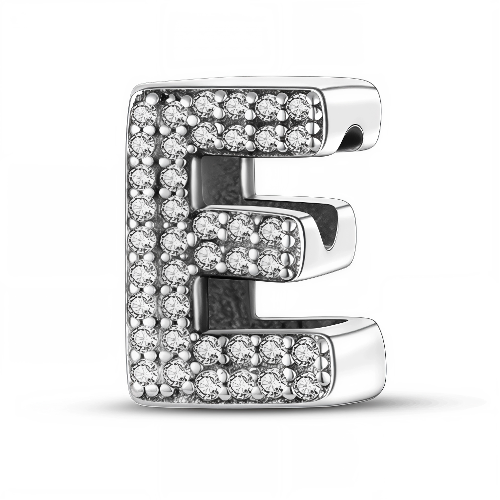 Ajoutez une note étincelante à votre bijou avec ce charm en forme de lettre "E", conçu en argent 925 et orné de strass scintillants. À la fois sobre et raffiné, ce charm permet de personnaliser votre bracelet avec une initiale qui vous tient à cœur, tout en ajoutant une touche lumineuse à votre style.