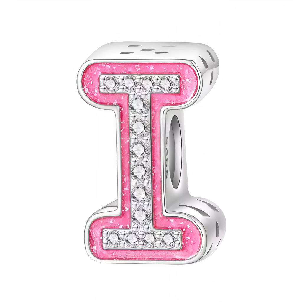 Apportez une touche glamour et fun à votre bracelet avec ce charm en forme de lettre "I", réalisé en argent 925 avec une finition rose brillante et orné de strass blancs scintillants. Un bijou tendance et pétillant, parfait pour afficher un style unique inspiré de l’univers Barbie, ou offrir un cadeau chic et coloré à un être cher.