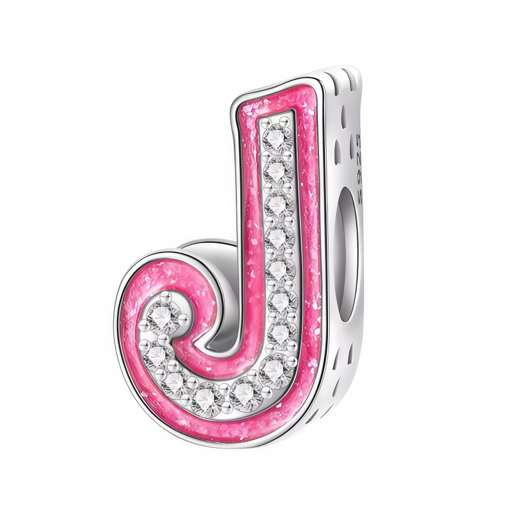 Apportez une touche glamour et fun à votre bracelet avec ce charm en forme de lettre "J", réalisé en argent 925 avec une finition rose brillante et orné de strass blancs scintillants. Un bijou tendance et pétillant, parfait pour afficher un style unique inspiré de l’univers Barbie, ou offrir un cadeau chic et coloré à un être cher.