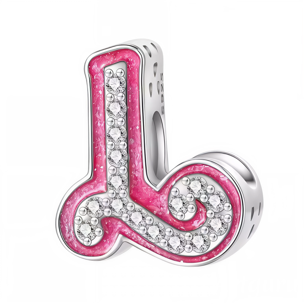 Apportez une touche glamour et fun à votre bracelet avec ce charm en forme de lettre "L", réalisé en argent 925 avec une finition rose brillante et orné de strass blancs scintillants. Un bijou tendance et pétillant, parfait pour afficher un style unique inspiré de l’univers Barbie, ou offrir un cadeau chic et coloré à un être cher.