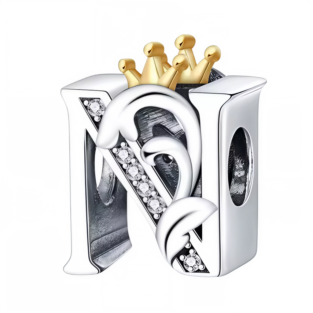 Affirmez votre style avec ce charm en forme de lettre "N", finement travaillé en argent 925 et surmonté d’une élégante couronne couleur or. Symbole de distinction et de personnalité, ce bijou apporte une touche royale à votre bracelet. Parfait pour offrir ou pour personnaliser votre propre création, il allie raffinement, durabilité et originalité.