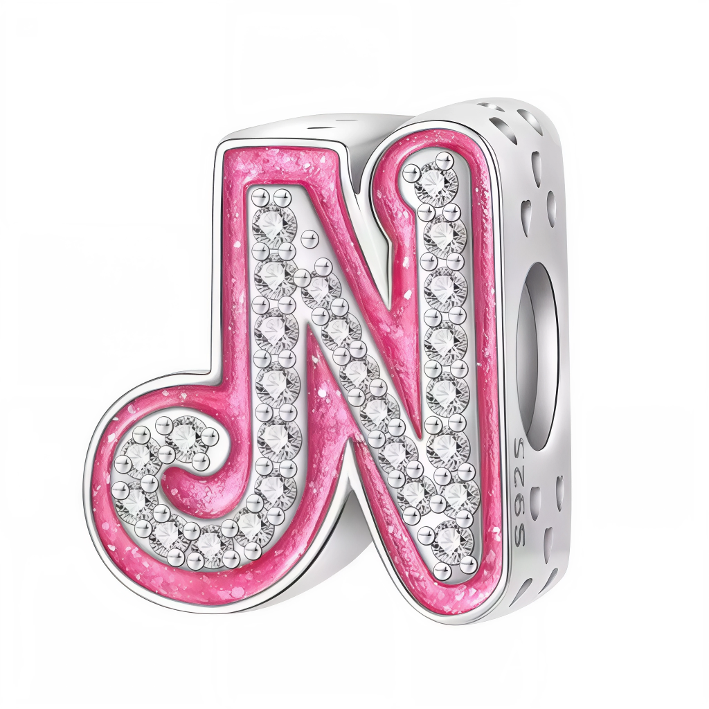 Apportez une touche glamour et fun à votre bracelet avec ce charm en forme de lettre "N", réalisé en argent 925 avec une finition rose brillante et orné de strass blancs scintillants. Un bijou tendance et pétillant, parfait pour afficher un style unique inspiré de l’univers Barbie, ou offrir un cadeau chic et coloré à un être cher.