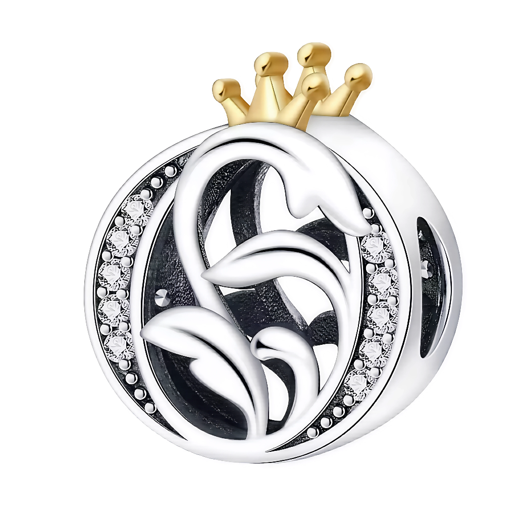 Affirmez votre style avec ce charm en forme de lettre "O", finement travaillé en argent 925 et surmonté d’une élégante couronne couleur or. Symbole de distinction et de personnalité, ce bijou apporte une touche royale à votre bracelet. Parfait pour offrir ou pour personnaliser votre propre création, il allie raffinement, durabilité et originalité.