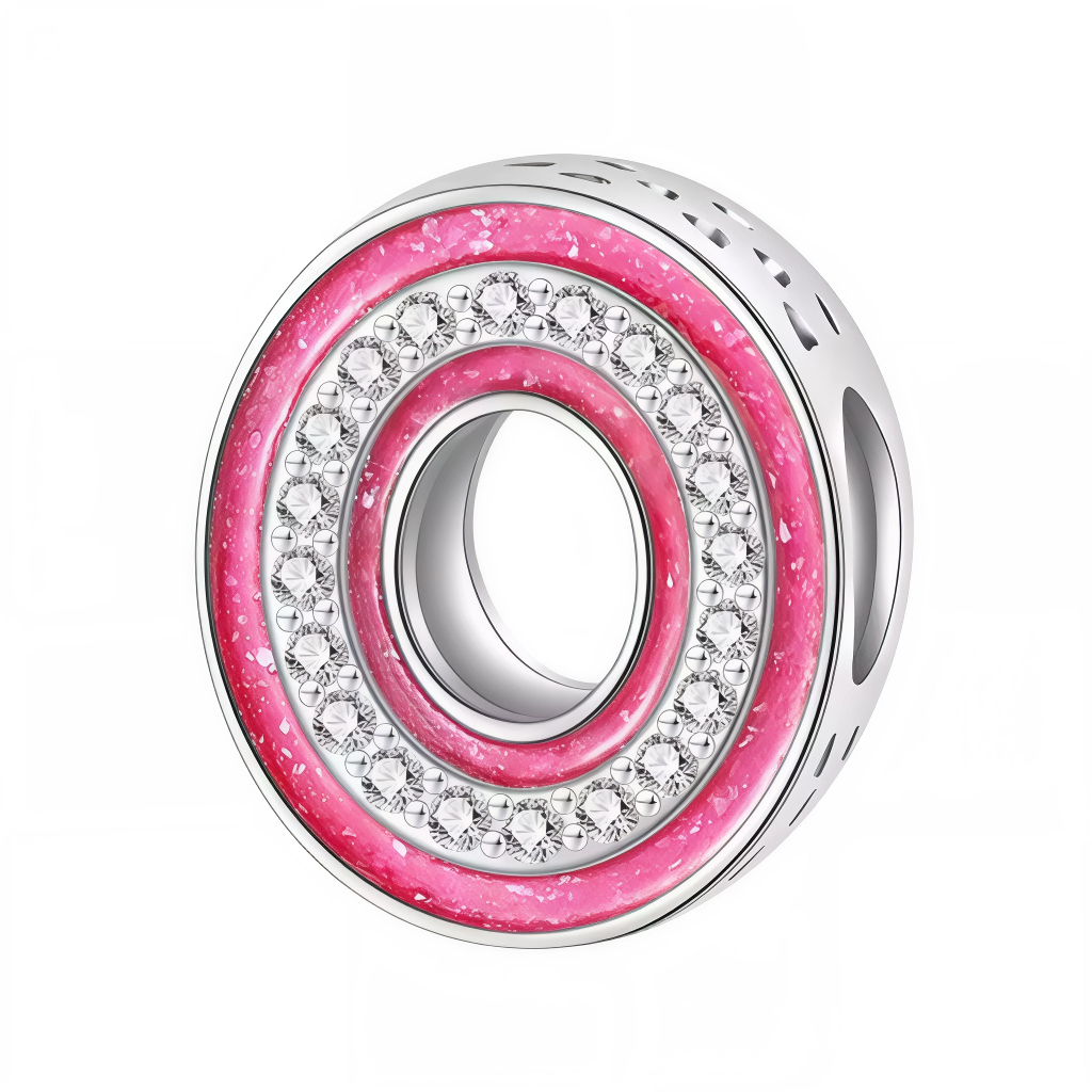 Apportez une touche glamour et fun à votre bracelet avec ce charm en forme de lettre "O", réalisé en argent 925 avec une finition rose brillante et orné de strass blancs scintillants. Un bijou tendance et pétillant, parfait pour afficher un style unique inspiré de l’univers Barbie, ou offrir un cadeau chic et coloré à un être cher.