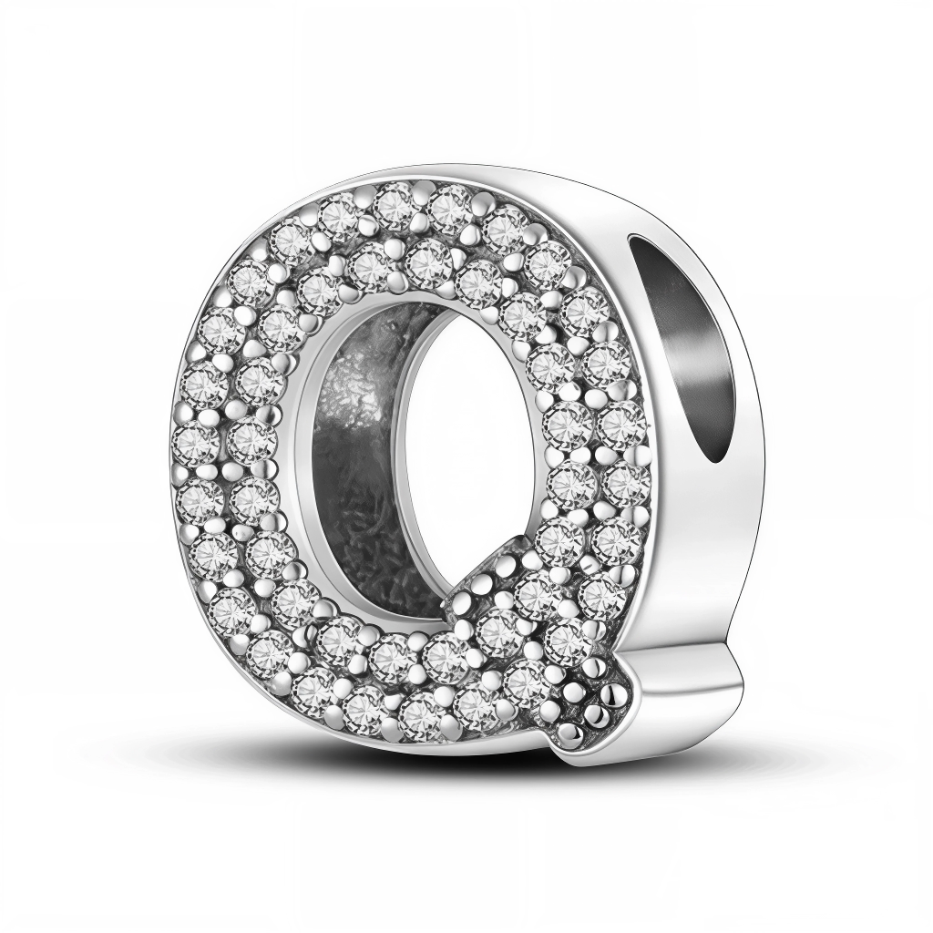 Apportez une touche unique et précieuse à votre bracelet avec ce charm en forme de lettre "Q", finement conçu en argent 925 et délicatement serti de strass brillants. Idéal pour personnaliser votre bijou avec une initiale rare ou significative, ce charm reflète élégance et caractère.