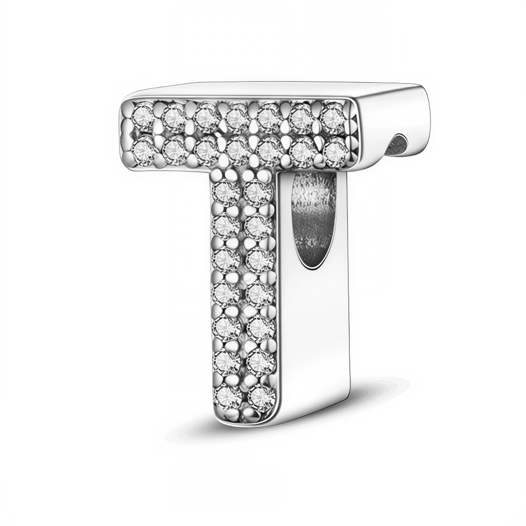 Exprimez votre style avec élégance grâce à ce charm en forme de lettre "T", réalisé en argent 925 et délicatement orné de strass scintillants. Parfait pour personnaliser votre bracelet avec une initiale importante, ce bijou allie raffinement et éclat.