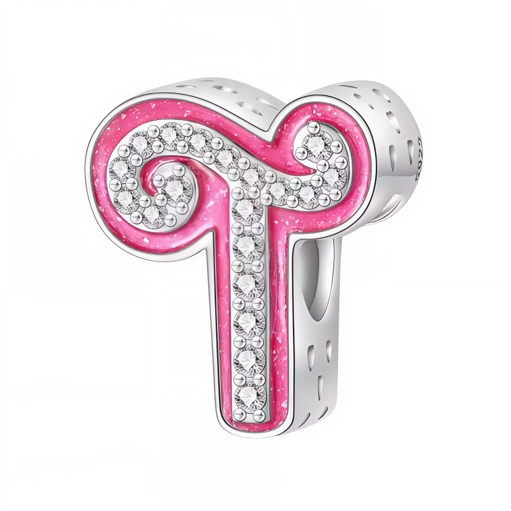 Apportez une touche glamour et fun à votre bracelet avec ce charm en forme de lettre "T", réalisé en argent 925 avec une finition rose brillante et orné de strass blancs scintillants. Un bijou tendance et pétillant, parfait pour afficher un style unique inspiré de l’univers Barbie, ou offrir un cadeau chic et coloré à un être cher.