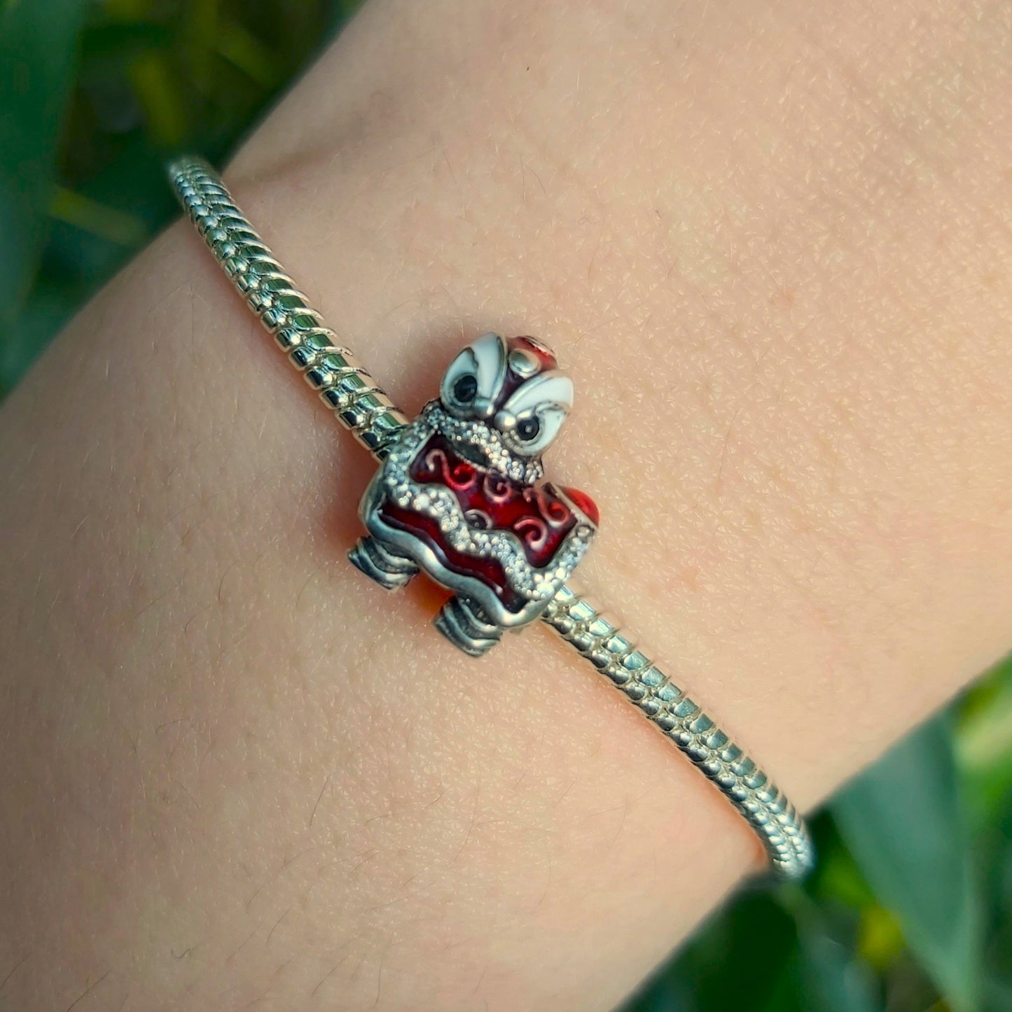 Inspirez-vous de la tradition avec ce charm Lion Chinois, symbole de force et de prospérité. Parfait pour célébrer le Nouvel An chinois, ce charm en argent sterling S925 est finement détaillé pour représenter l'élégance et la puissance du lion de danse traditionnelle chinoise. Compatible avec les bracelets Pandora, il est idéal pour ajouter une touche culturelle et festive à votre collection de charms.