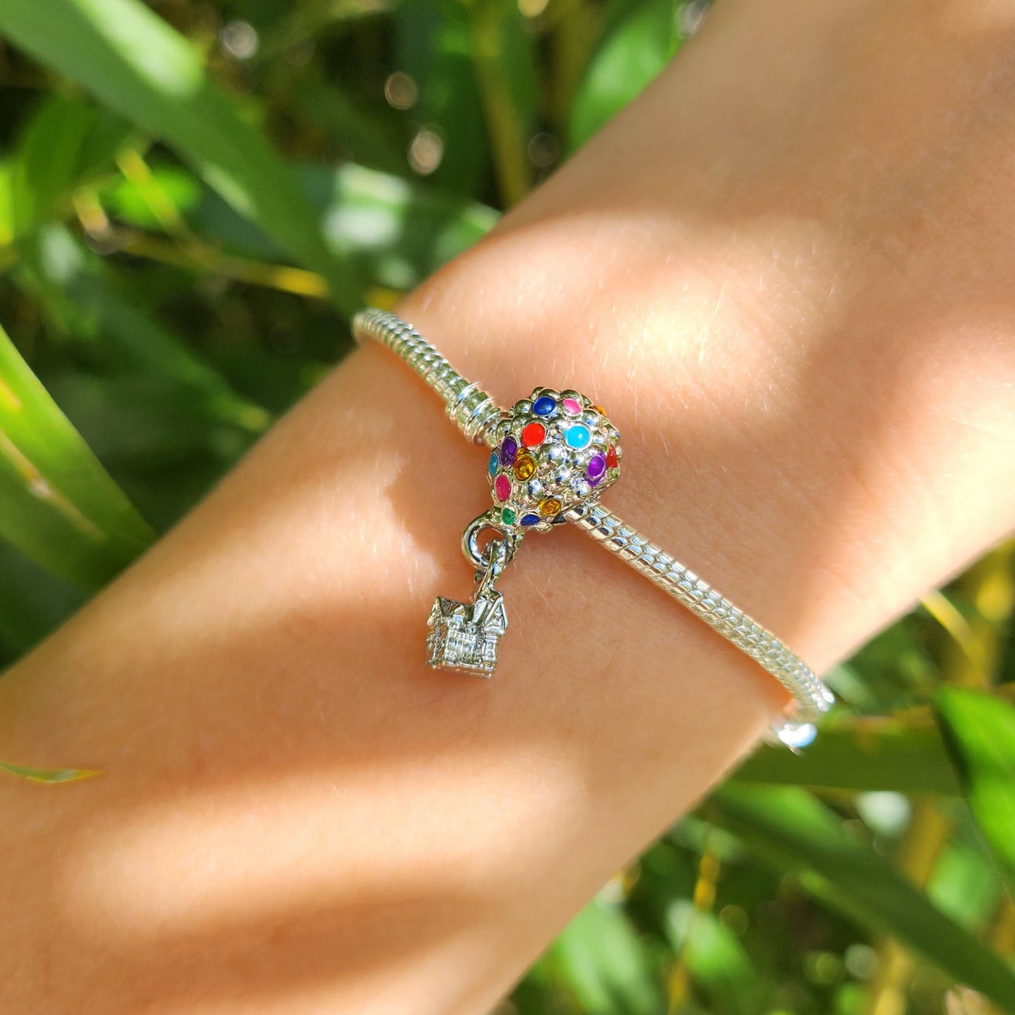 Ajoutez une touche de magie et d'aventure à votre collection avec ce charm représentant la maison emblématique du film Là-Haut. Fabriqué en argent sterling 925, ce charm de haute qualité est compatible avec tous les bracelets Pandora, garantissant une intégration parfaite à votre bijou préféré. Parfait pour les fans de Là-Haut et de l'univers Disney-Pixar, ce charm capture l'esprit de rêve et de découverte du film avec des détails minutieusement travaillés, ajoutant une note de fantaisie et de nostalgie à v