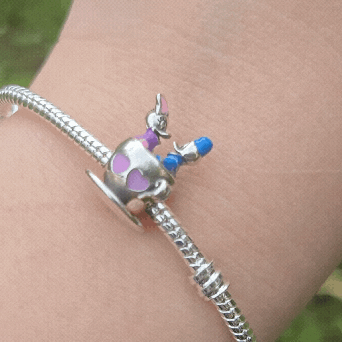 Le Charm Manège Donald et Daisy capture un moment enchanteur de Donald et Daisy profitant d’un tour de manège magique. Ce charm est un clin d'œil à l'univers ludique de Disney, parfait pour les collectionneurs et les amateurs de l'univers de Mickey et ses amis.