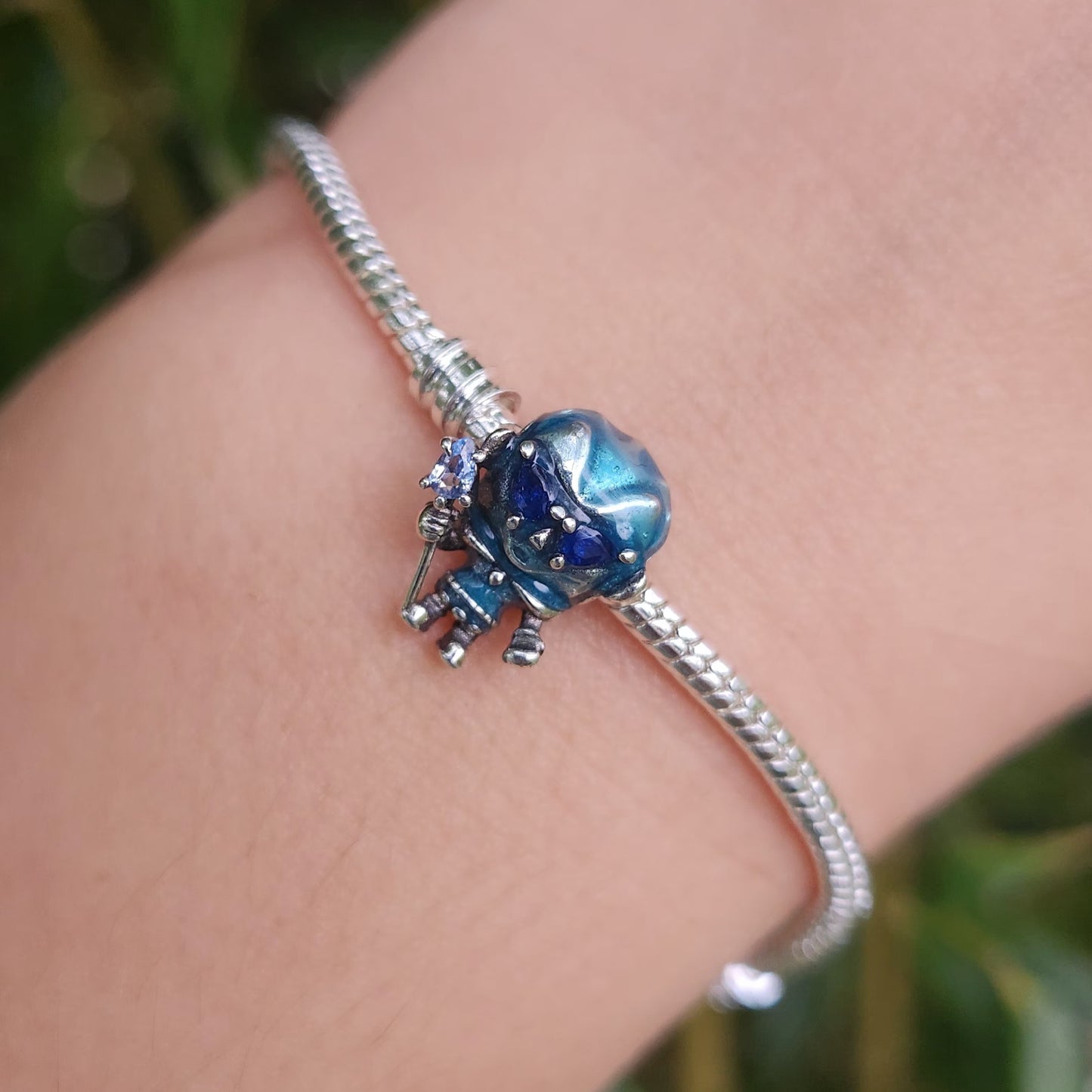 Ajoutez une touche de mystère et de puissance surnaturelle à votre collection avec ce charm représentant le redoutable Marcheur Blanc. Fabriqué en argent sterling 925, ce charm de haute qualité est compatible avec tous les bracelets Pandora, garantissant une intégration parfaite à votre bijou préféré. Parfait pour les fans de Game of Thrones, ce charm capture l'aura glaciale et menaçante du Marcheur Blanc, avec des détails finement travaillés qui évoquent la grandeur et l'effroi de ce personnage emblématiqu