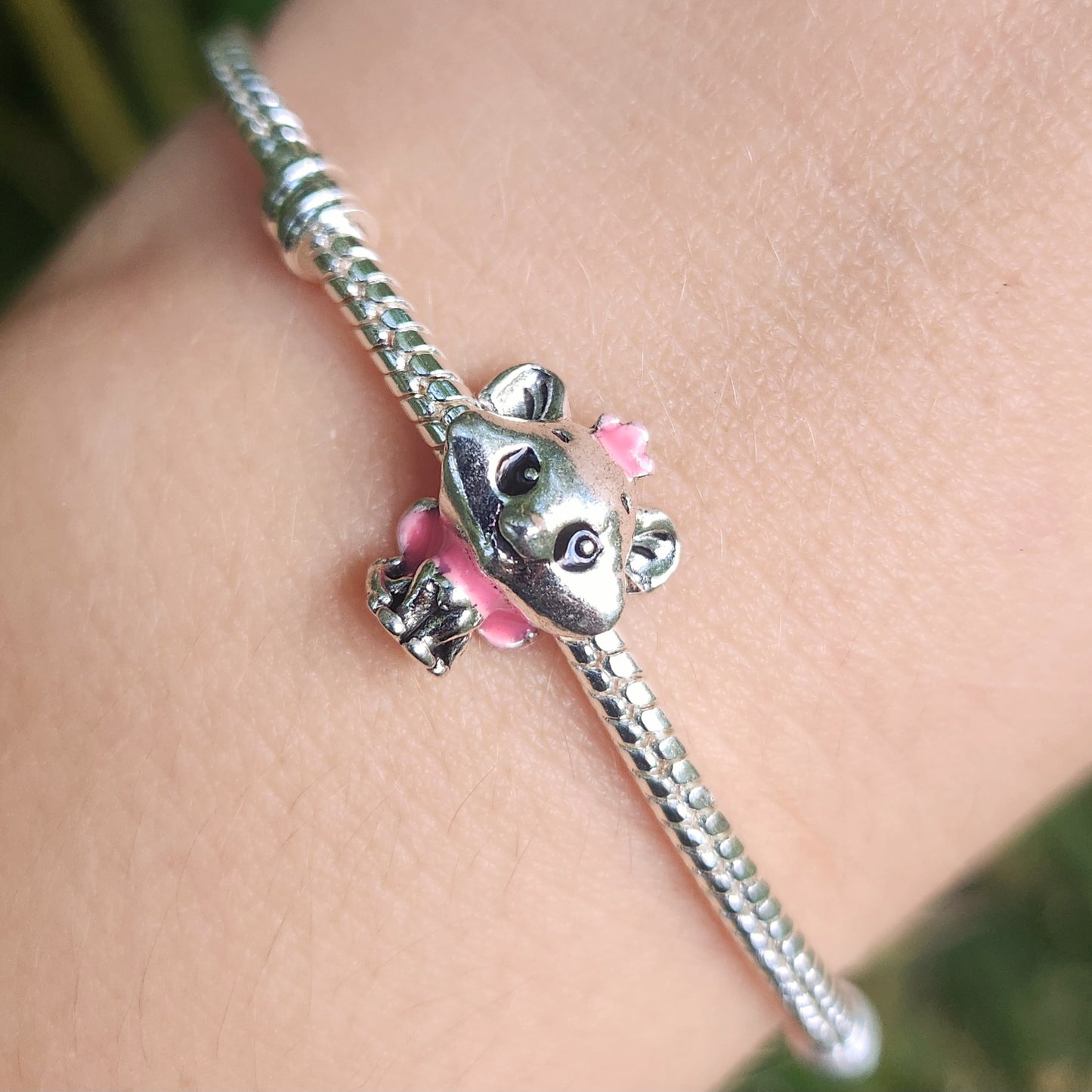 Ajoutez une touche de grâce et de raffinement à votre collection avec ce charm Marie, inspiré de la charmante petite chatte des Aristochats. Fabriqué en argent sterling 925, ce charm capture l'élégance et la douceur de Marie, avec son nœud rose distinctif et son expression adorable. Parfait pour les fans de Disney et pour ceux qui aiment les bijoux délicats, ce charm est un incontournable pour toute collection.
