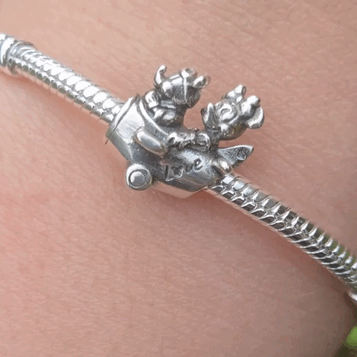 Embarquez pour une aventure magique avec ce charm représentant Mickey et Minnie Mouse dans un avion scintillant. Fabriqué en argent sterling 925, ce charm de haute qualité est compatible avec tous les bracelets Pandora, garantissant une intégration parfaite à votre bijou préféré. Parfait pour les fans de Mickey et Minnie et de l'univers Disney, ce charm capture l'esprit joyeux et l'élégance des personnages avec des détails minutieusement travaillés et des éléments scintillants, ajoutant une note de rêve et
